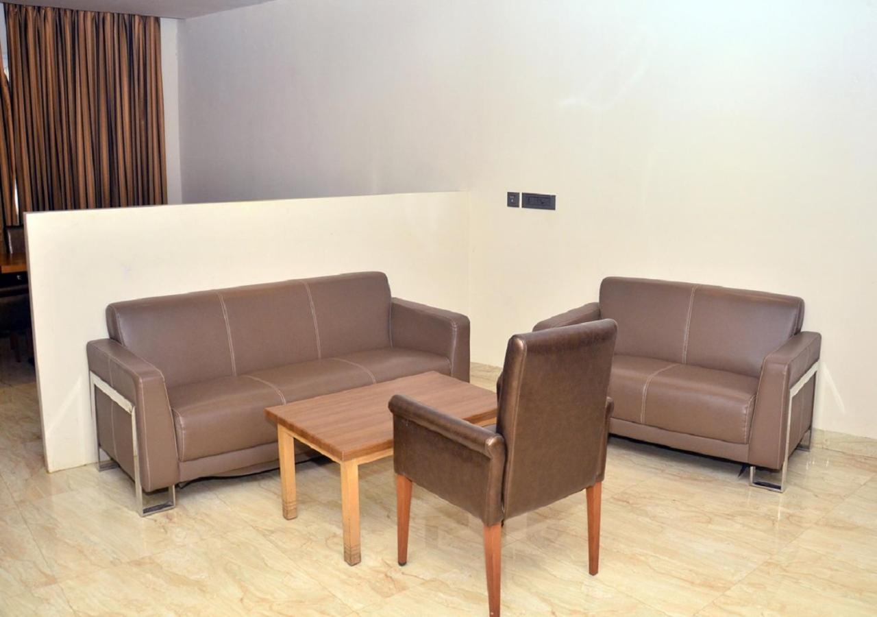 ホテル Golden Residency ラーマナータプラム エクステリア 写真